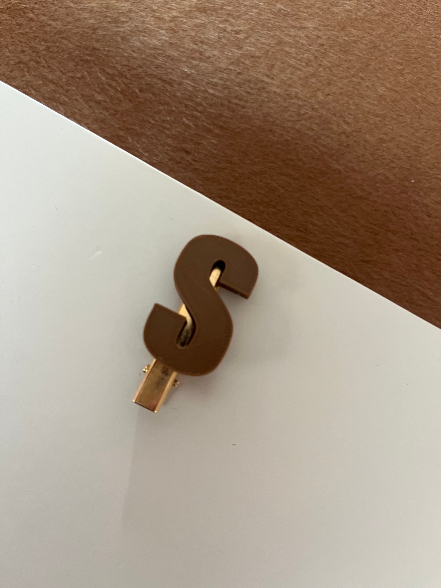 Chocolade letter S alligator clip 4.5cm