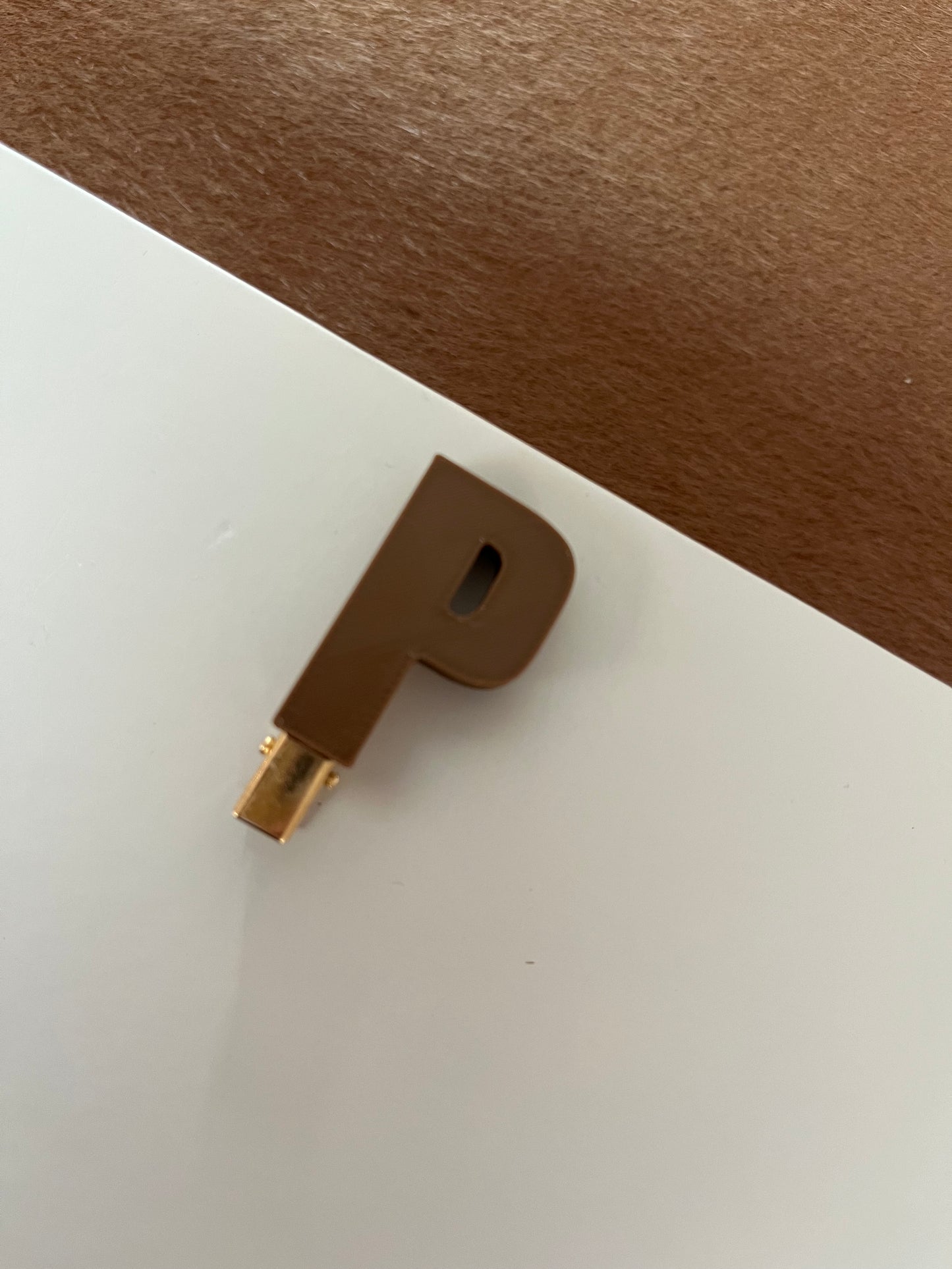 Chocolade letter P alligator clip 4.5cm